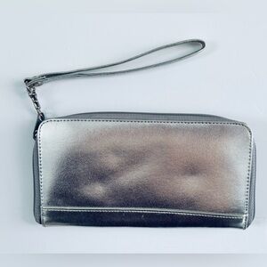 Metallic Silver Wristlet Wallet – Card Slots & Zipper Pouch